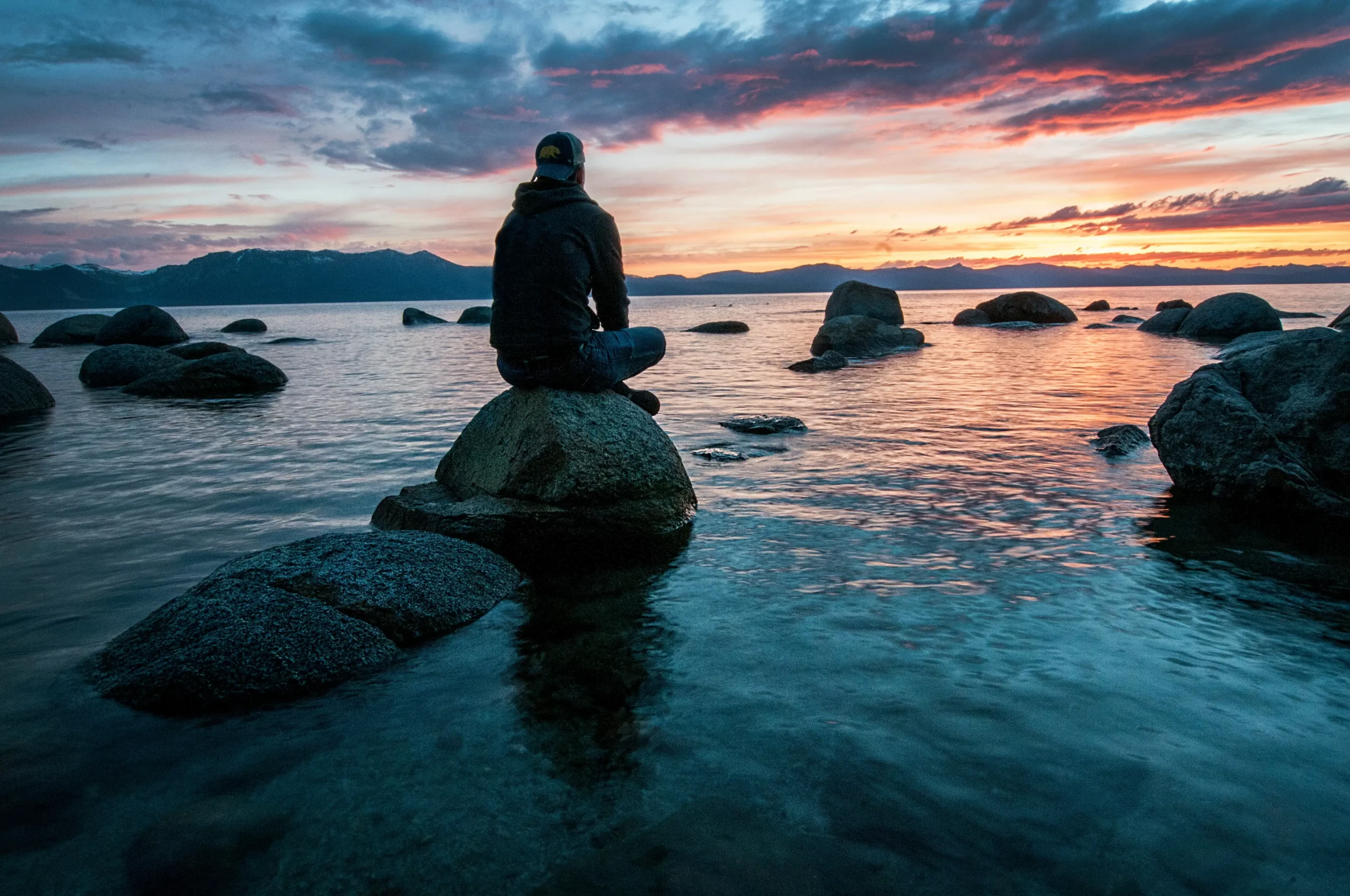 homme méditation face au soleil couchant